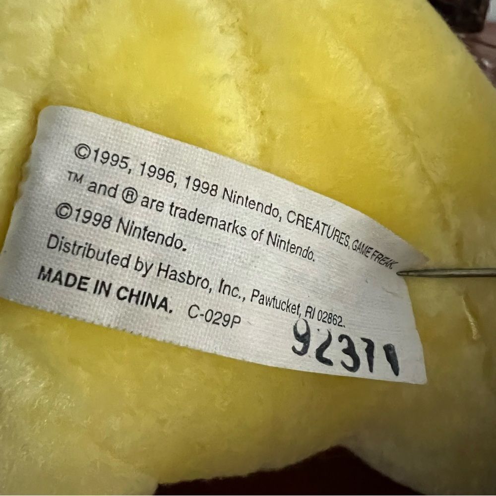 Authentic 1998 Pikachu. Excellent Condition. - Picture 6 of 8
